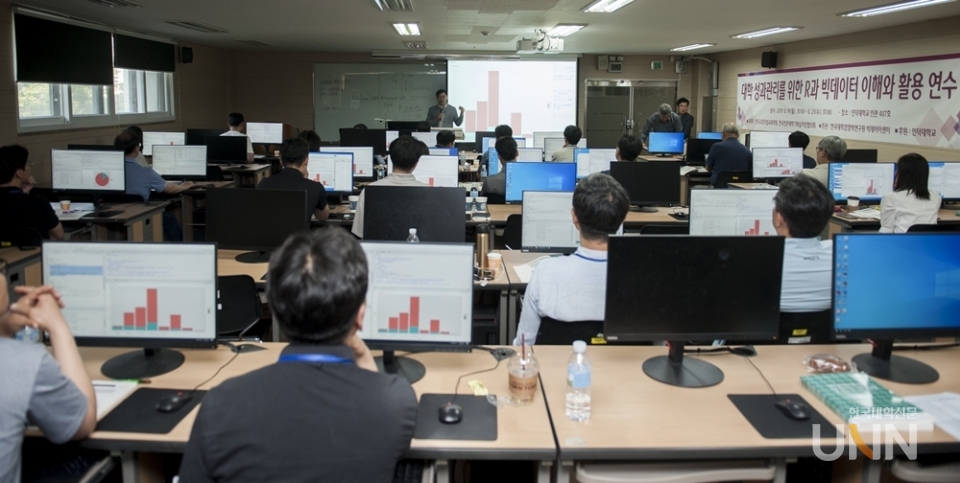 이동수 센터장이  ‘대학 성과관리를 위한 R과 빅데이터 이해와 활용 연수’에서 강연을 하고 있다.